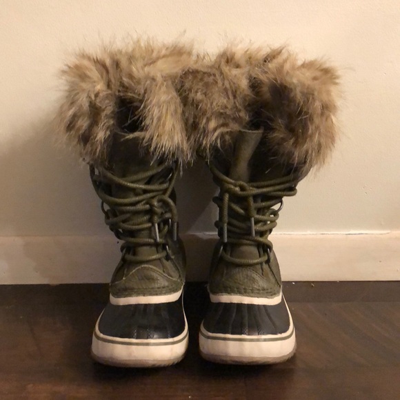 Sorel Shoes - Brand new without tags Sorel size 5 winter boot